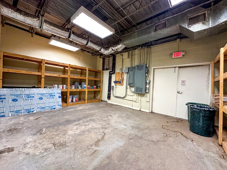 More Photos Of 1 N Mechanic St, El Campo Office For Sale