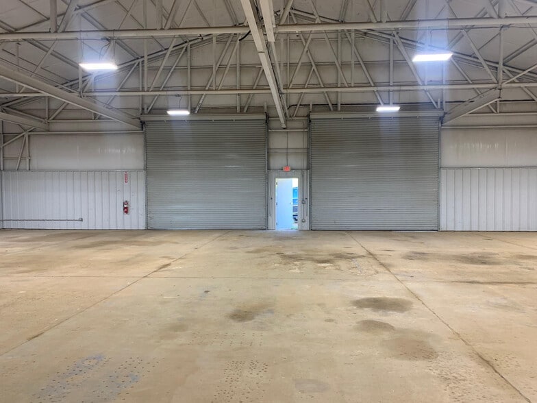More Photos Of 925 Linco Rd, Longview Flex For Lease