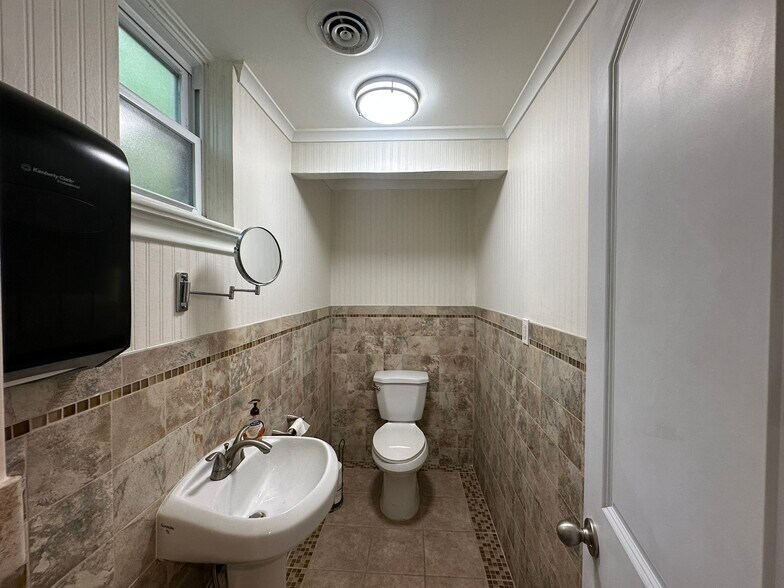 More Photos Of 204 S Kentucky St, McKinney Office Residential For Sale