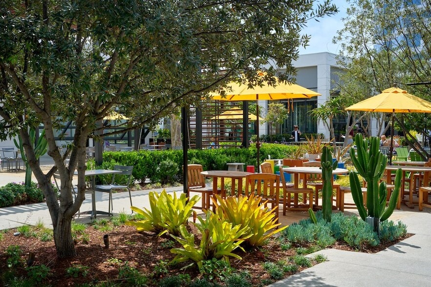 More Photos Of 980 W 190th St, Torrance Restaurant For Lease