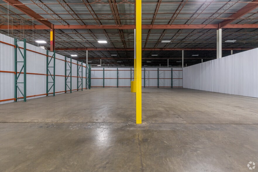 More Photos Of 3401 Navigation Blvd, Houston Distribution For Lease