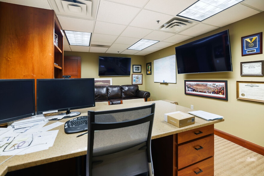 More Photos Of 2200 W Highway 13 W, Burnsville Warehouse For Lease