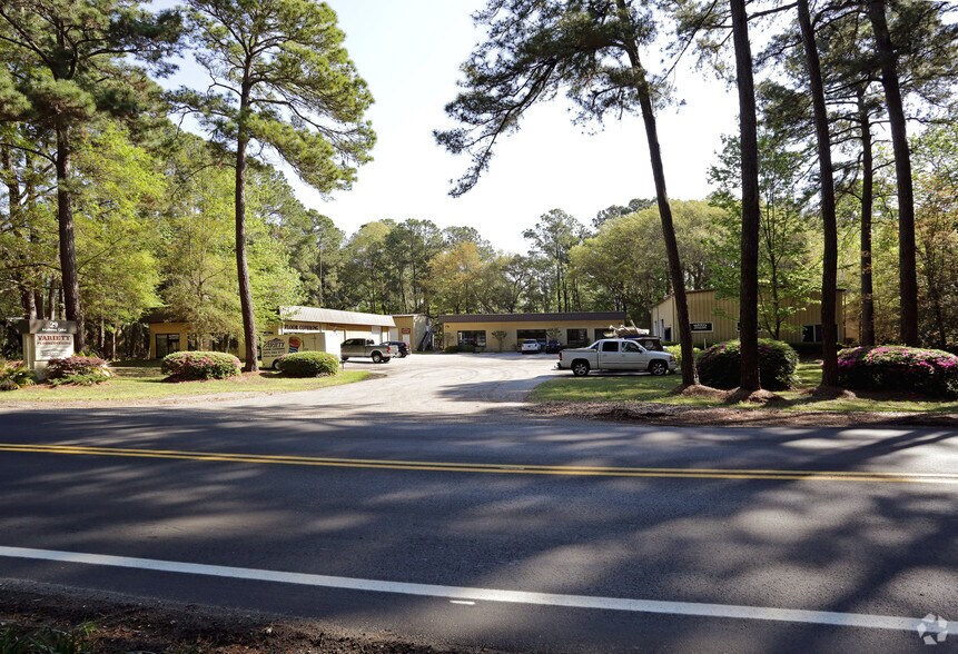 More Photos Of 29 Mathews Dr, Hilton Head Island Showroom For Lease