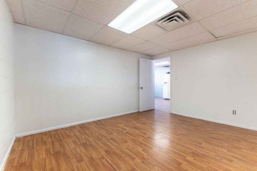 More Photos Of 2272 Crestline Loop, North Las Vegas Auto Repair For Sale