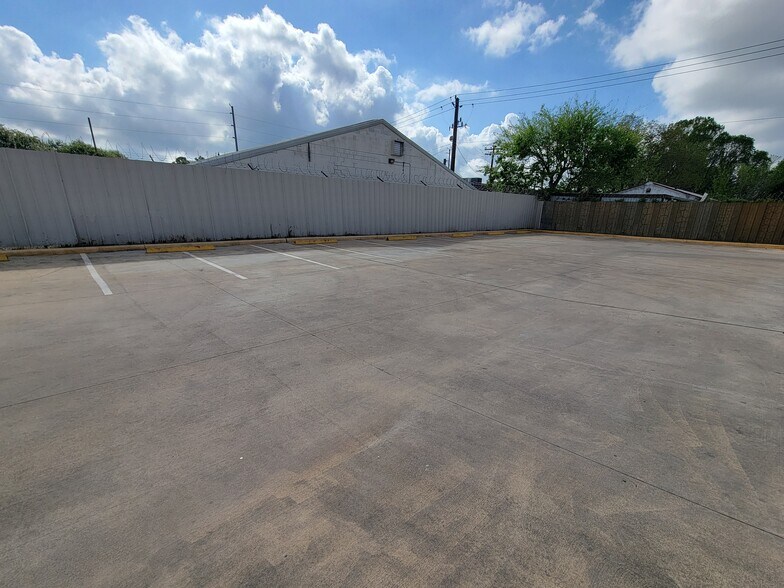More Photos Of 6501 Ashcroft Dr, Houston Industrial For Lease