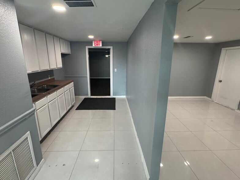 More Photos Of 11412 N Central Ave, Tampa Office For Lease