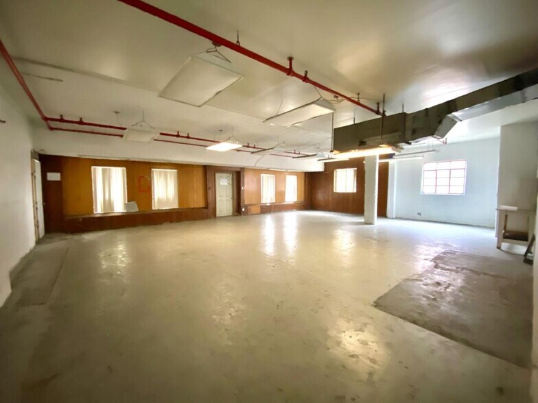 More Photos Of 426 W 4th St, London Warehouse For Sale