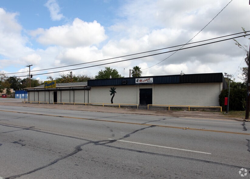 More Photos Of 200 S Frazier St, Conroe Bar For Sale