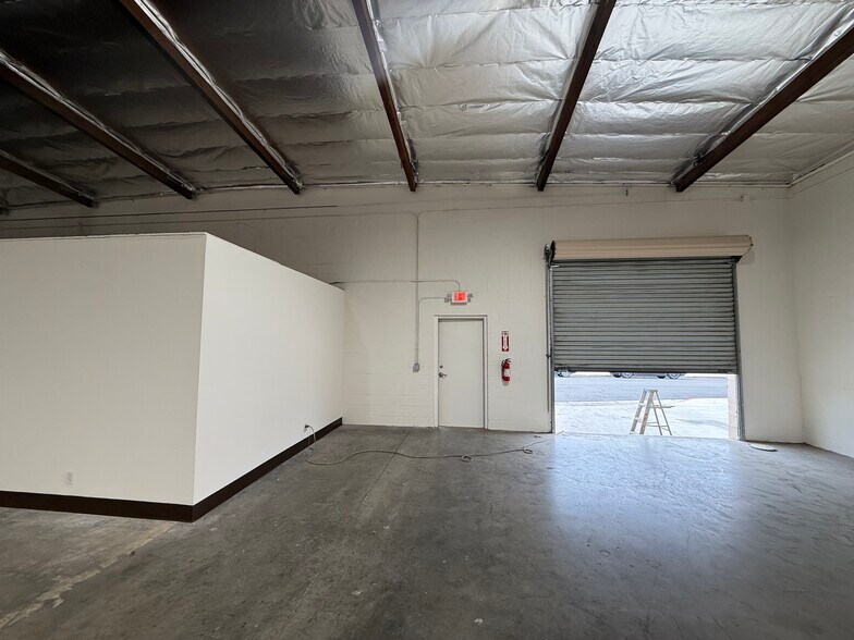 More Photos Of 8945 Quartz Ave, Northridge Warehouse For Lease