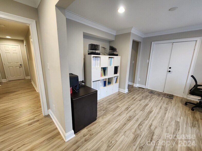 More Photos Of 1508 Remount Rd, Charlotte Showroom For Lease