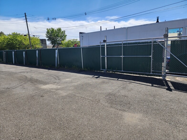 More Photos Of 260 Green St, South Hackensack Truck Terminal For Lease