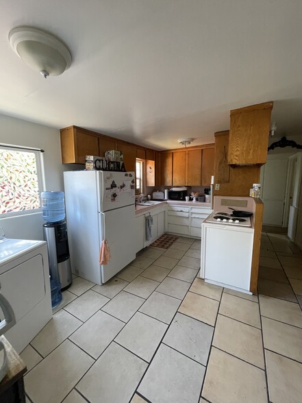 More Photos Of 919-923 Ming St, Bakersfield Warehouse For Sale