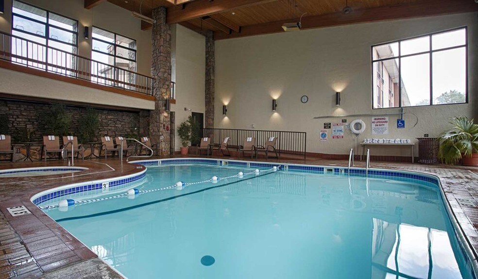 More Photos Of 3215 W 76 Country Blvd, Branson Hotel For Sale