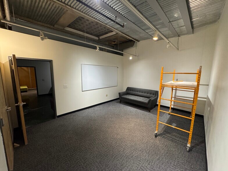 More Photos Of 1900 Main St, Kansas City General Retail For Lease