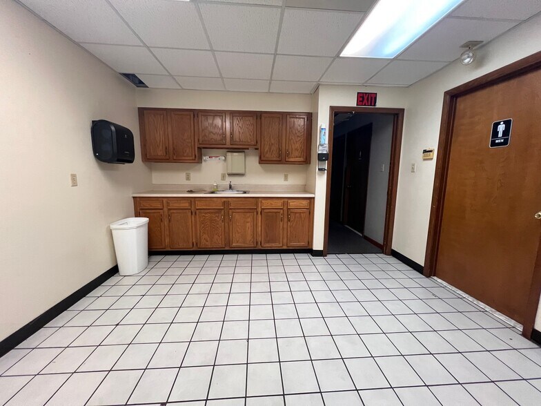 More Photos Of 301 Ruthar Dr, Newark Flex For Lease