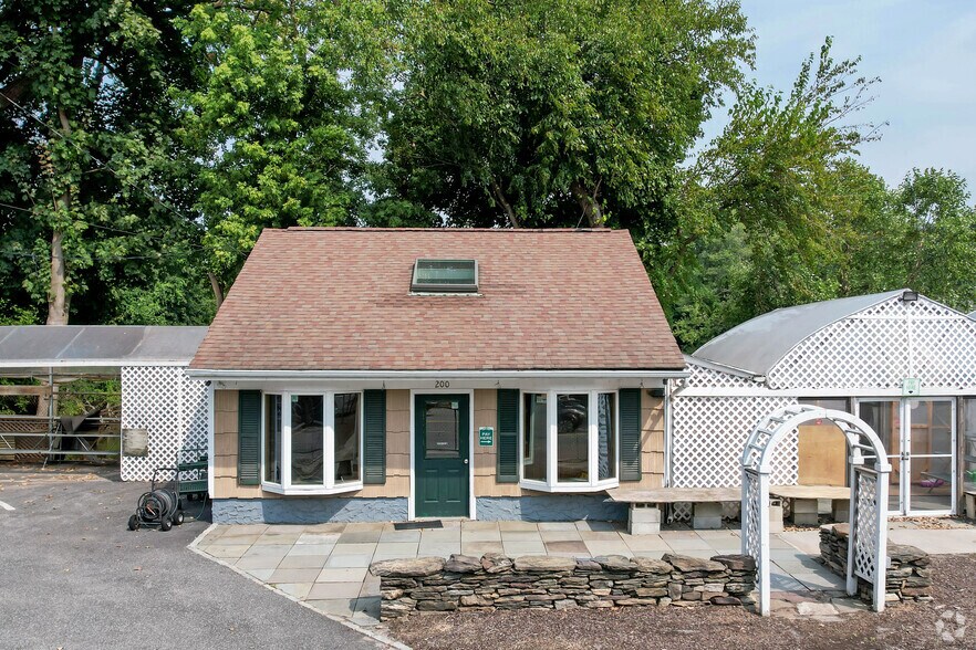 More Photos Of 200 Tarrytown Rd, White Plains Garden Center For Lease