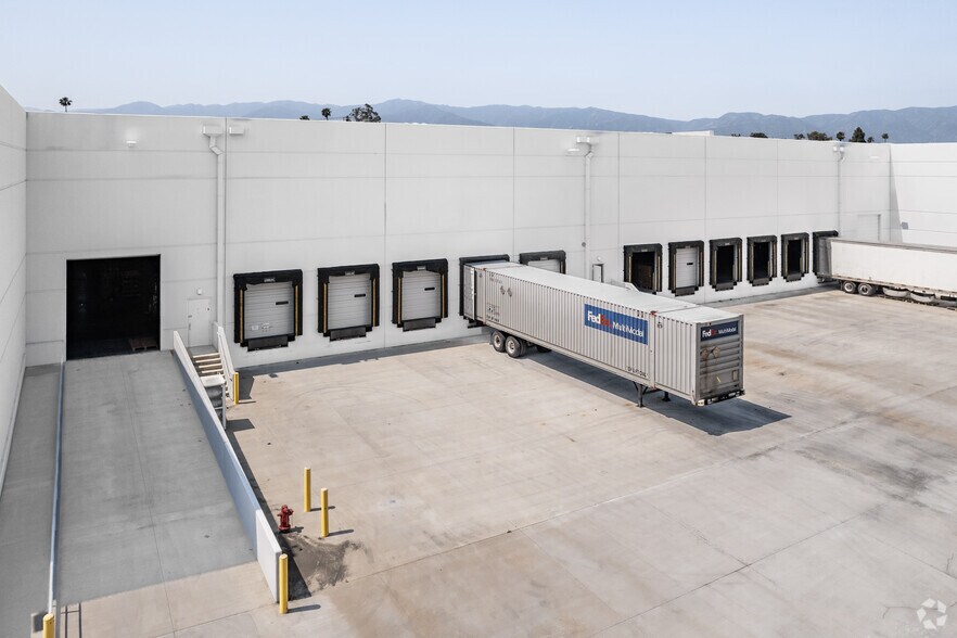 More Photos Of 959 E 3rd St, Corona Warehouse For Lease