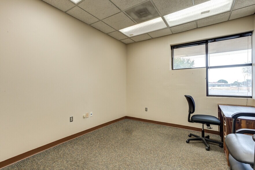 More Photos Of 3802-3806 Interstate 27, Lubbock Office For Sale