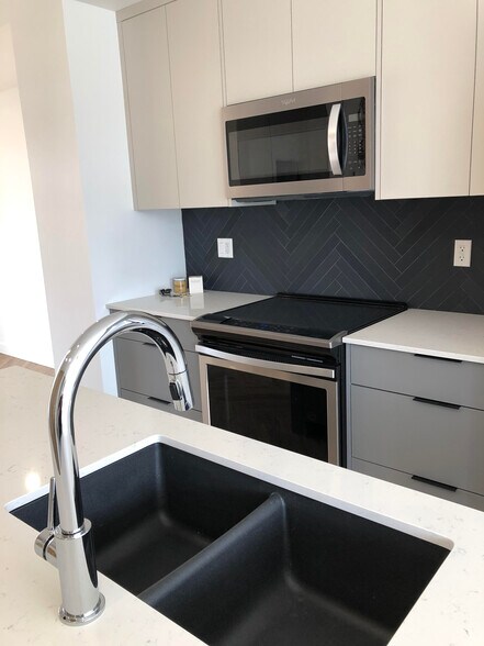 More Photos Of 2104 5 Ave NW, Calgary Apartments For Sale