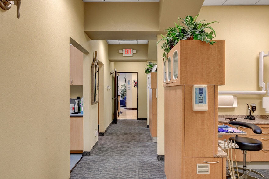 More Photos Of 8867 W Flamingo Rd, Las Vegas Office For Sale