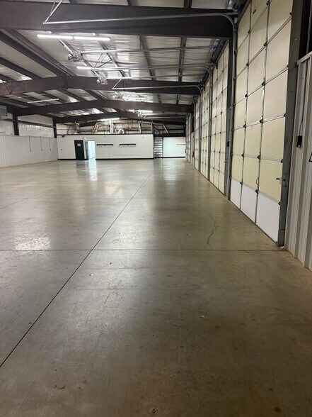More Photos Of 9011 Polaris Dr, Oklahoma City Distribution For Lease