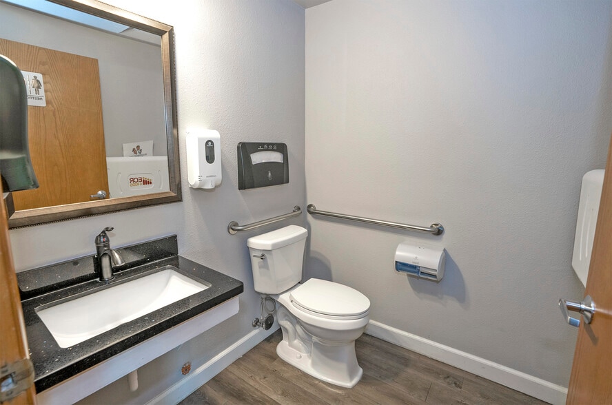 More Photos Of 9124 Gravelly Lake Dr SW, Lakewood Office For Sale
