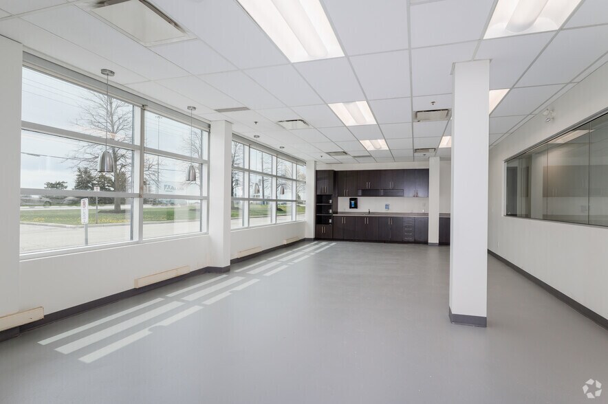 More Photos Of 2351 Upper Middle Rd E, Oakville Warehouse For Lease