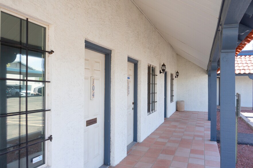 More Photos Of 3030 E Cactus Rd, Phoenix Office For Sale