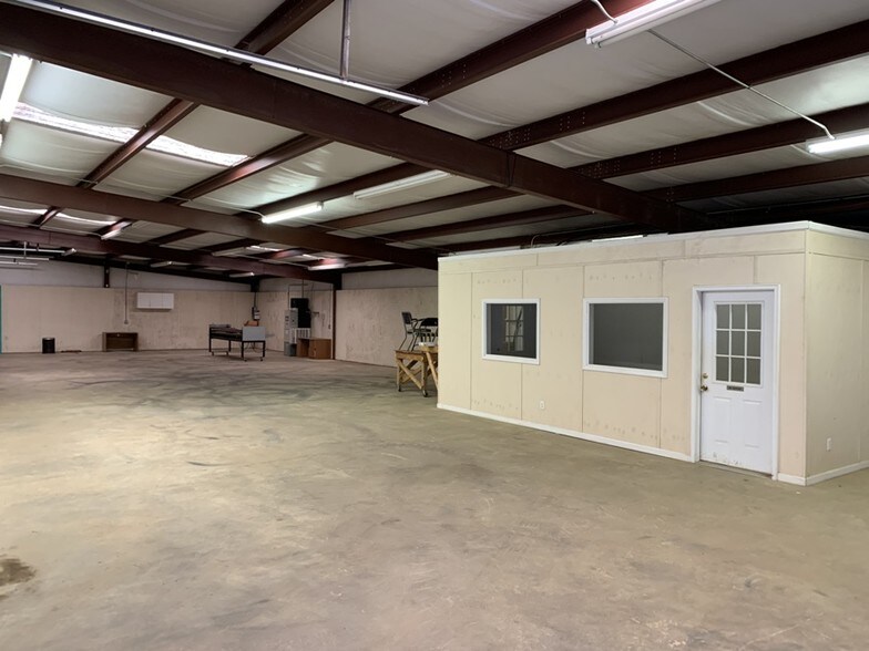 More Photos Of 109 Eason Rd, Dallas Warehouse For Lease