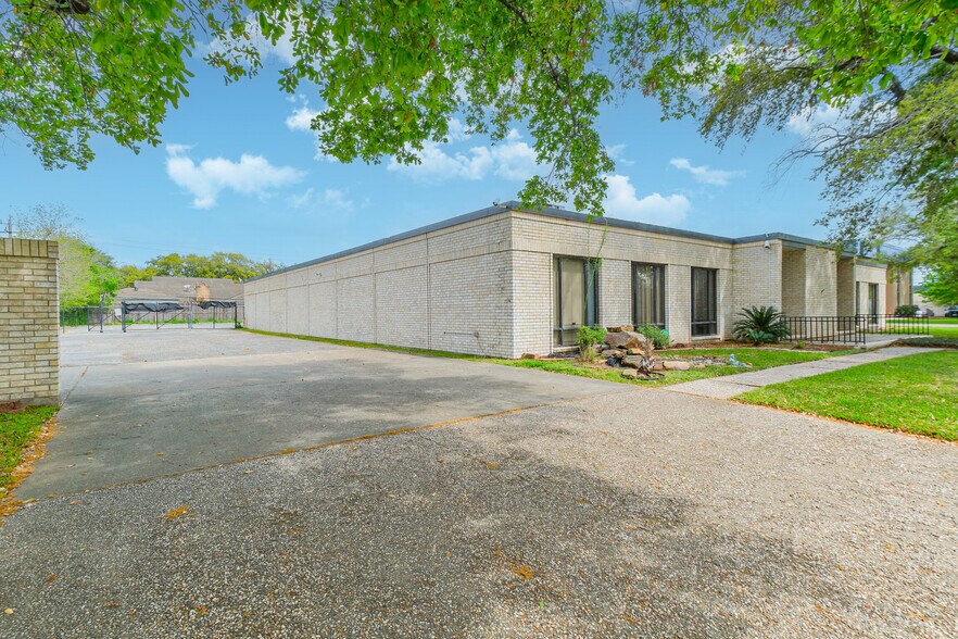 More Photos Of 8200 Westglen Dr, Houston Loft Creative Space For Lease