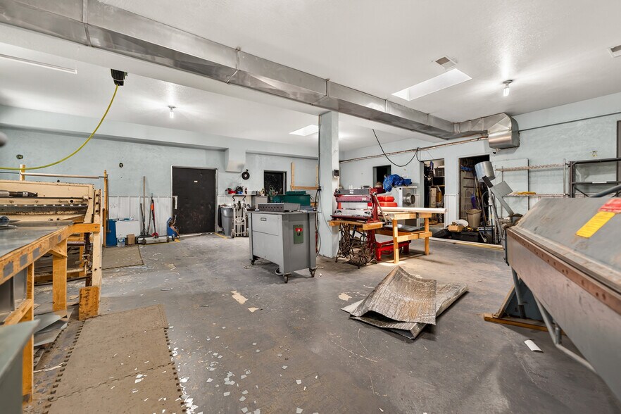 More Photos Of 1401 E Main St, Linn Flex For Sale