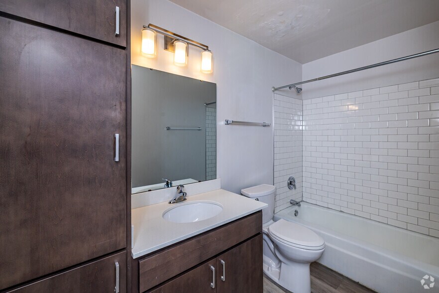 More Photos Of 2863-2867 S Kinnickinnic Ave, Milwaukee Apartments For Lease