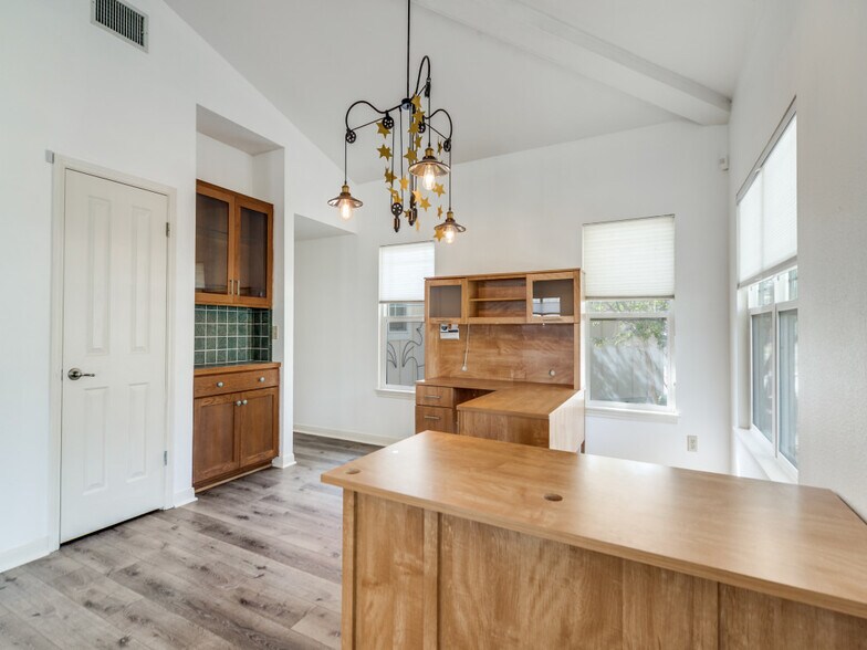 More Photos Of 106 Austin Dr S, Boerne Office Residential For Lease