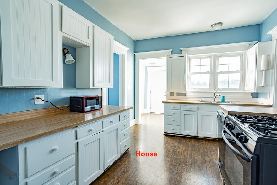 More Photos Of 8758 IN-9, Pendleton Light Manufacturing For Sale