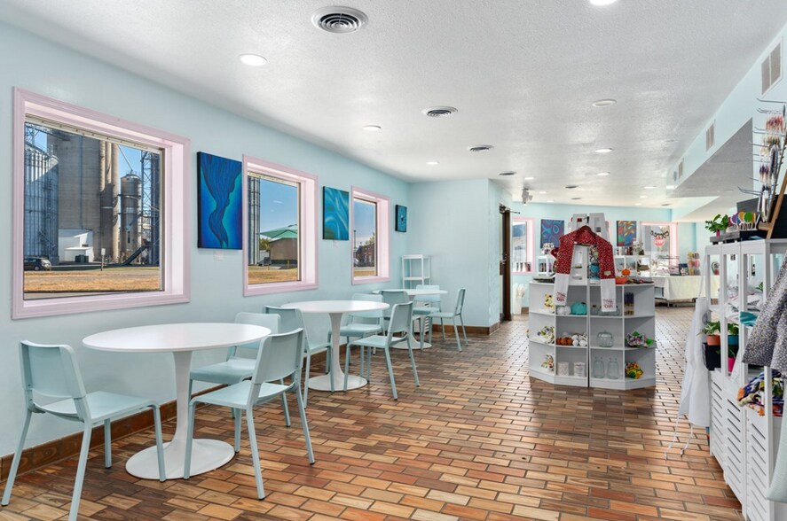 More Photos Of 970 Newton St, Baldwin Restaurant For Sale