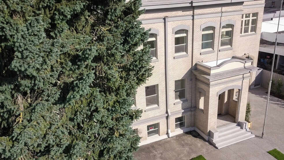 More Photos Of 550 N 1st St, Woodburn Office For Sale