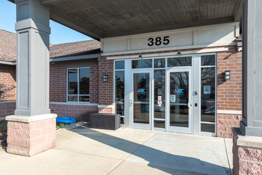 More Photos Of 385 Millennium Dr, Crystal Lake Office For Sale