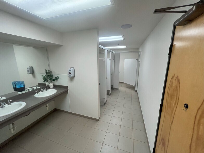 More Photos Of 1608 Royston Ln, Pflugerville Office For Sale