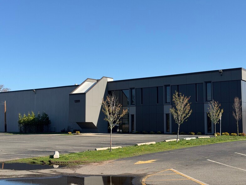 More Photos Of 1201 Valley Brook Ave, Lyndhurst Warehouse For Lease