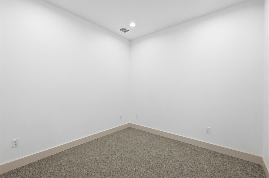 More Photos Of 203 E Debbie Ln, Mansfield Loft Creative Space For Lease