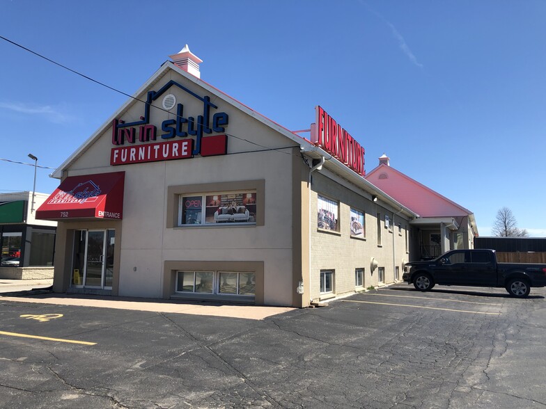 Primary Photo Of 752 Wharncliffe Rd S, London General Retail For Lease