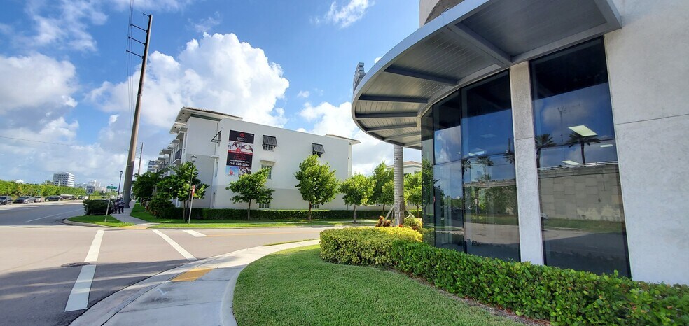 More Photos Of 20200 W Dixie Hwy, Aventura Office For Sale
