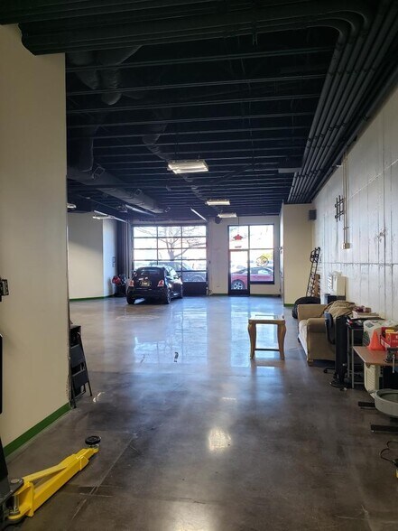More Photos Of 5509 Vine St, Alexandria Flex For Lease
