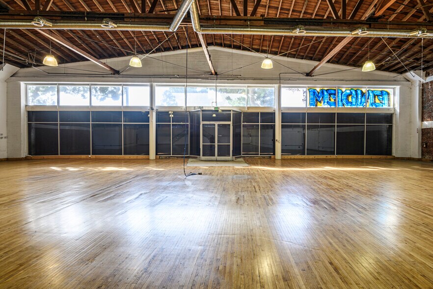 More Photos Of 1207 E Washington Blvd, Los Angeles Showroom For Lease