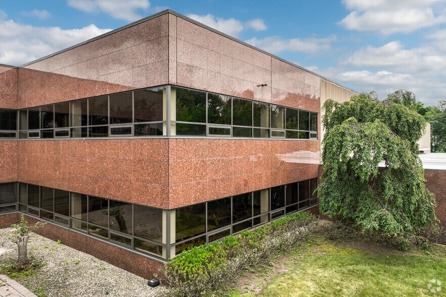 More Photos Of 30 Corporate Dr, Wayne Manufacturing For Lease