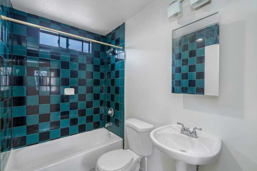 More Photos Of 14646 Kittridge St, Van Nuys Apartments For Sale