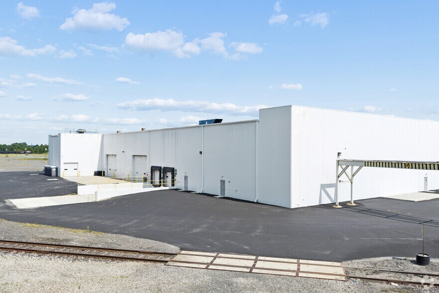 More Photos Of 300 Progress Ct, Logan Township Warehouse For Lease