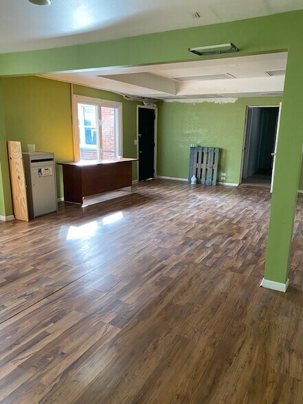 More Photos Of 1717 Howard St, Evanston General Retail For Sale