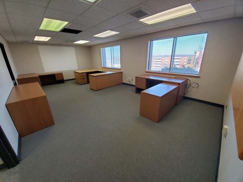 More Photos Of 2690 Fleur Dr, Des Moines Office For Lease