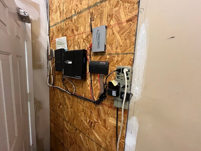 More Photos Of 8982-9050 Hornbaker Rd, Manassas Warehouse For Lease